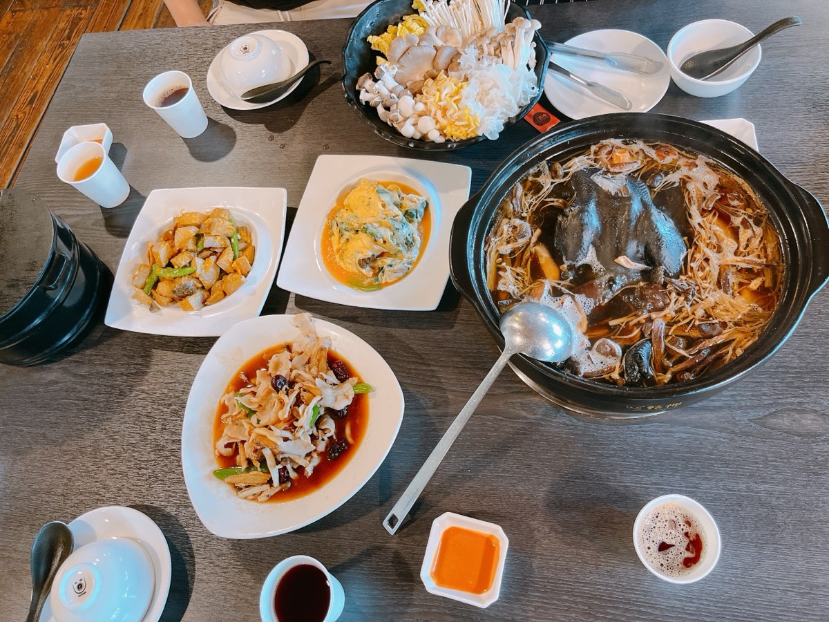 去趣- 【食。台中】菇神觀景複合式餐飲〜大坑/新社寵物友善餐廳。新社吃香菇大餐，各式 菇類創意料理，一人獨享套餐超高CP值！@翰寶寶與小珊珊的旅遊美食生活手札